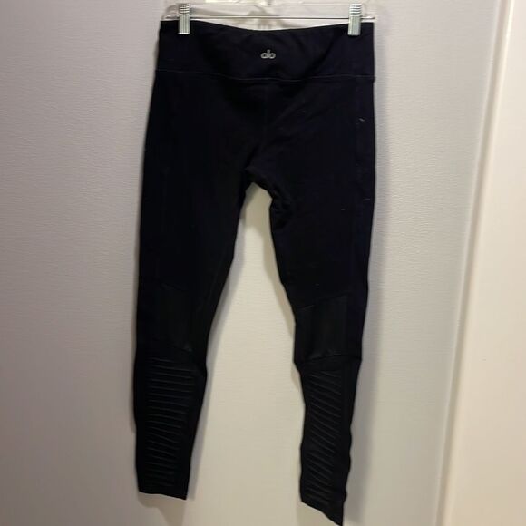 Alo Yoga woman’s black yoga pants - Picture 7 of 12